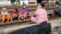 Mereka tampak memakai masker saat berjemur bersama-sama.  