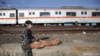 Seorang Lansia tengah berjemur di bawah mentari pagi.  