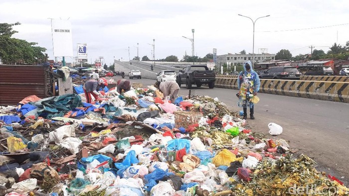 Tumpukan sampah di Jalan Soekarno-Hatta baru-baru ini (Raja Adil/detikcom)