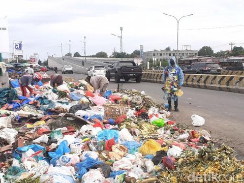 Tumpukan sampah di Jalan Soekarno-Hatta baru-baru ini (Raja Adil/detikcom)