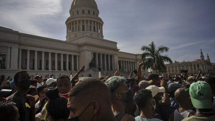 People protest in front of the Capitol in Havana, Cuba, Sunday, July 11, 2021. Hundreds of demonstrators went out to the streets in several cities in Cuba to protest against ongoing food shortages and high prices of foodstuffs, amid the new coronavirus crisis. (AP Photo/Ramon Espinosa)