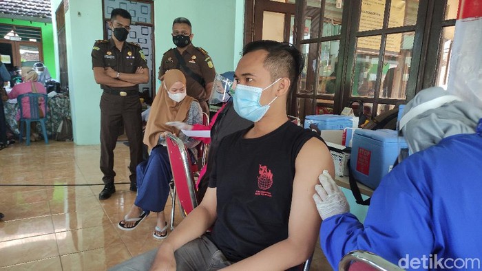 Ratusan warga Sidoarjo mendapat susu dan sembako usai vaksinasi COVID-19. Vaksinasi digelar Kejaksaan Negeri Sidoarjo dalam memperingati Hari Bhakti Adhyaksa ke-61.