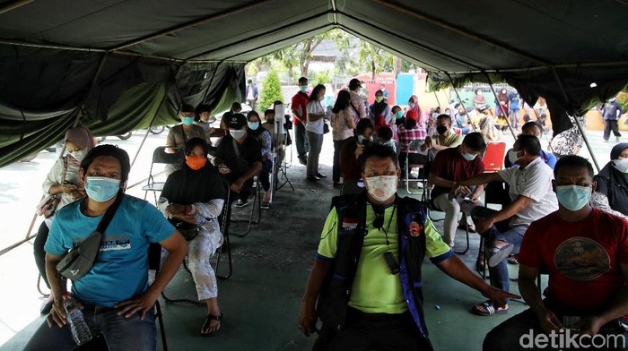 Program vaksinasi COVID-19 massal masih terus digencarkan di Indonesia. Tak hanya sasar orang dewasa, vaksinasi COVID-19 juga sasar anak usia 12 hingga 17 tahun