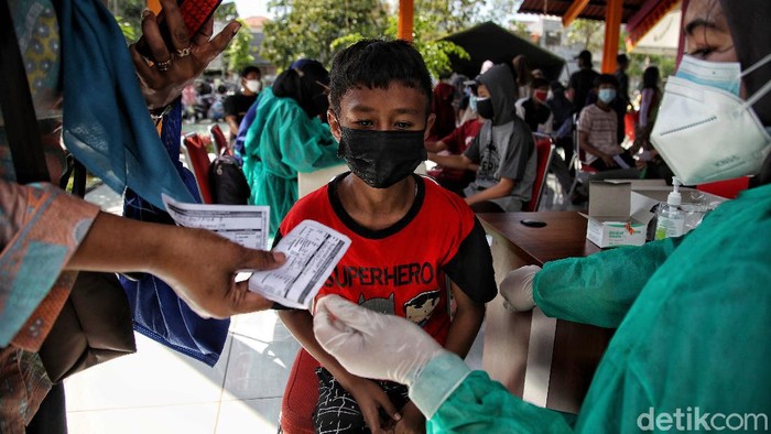 Vaksinasi Massal di Ibu Kota Sasar Anak Usia 12-17 Tahun Program vaksinasi COVID-19 massal masih terus digencarkan di Indonesia. Tak hanya sasar orang dewasa, vaksinasi COVID-19 juga sasar anak usia 12 hingga 17 tahun