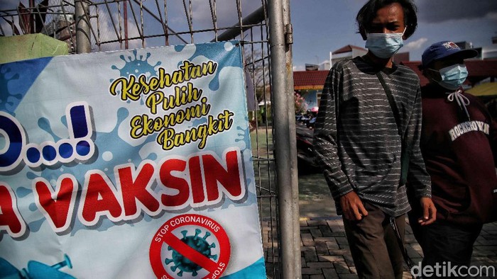 Program vaksinasi COVID-19 massal masih terus digencarkan di Indonesia. Tak hanya sasar orang dewasa, vaksinasi COVID-19 juga sasar anak usia 12 hingga 17 tahun