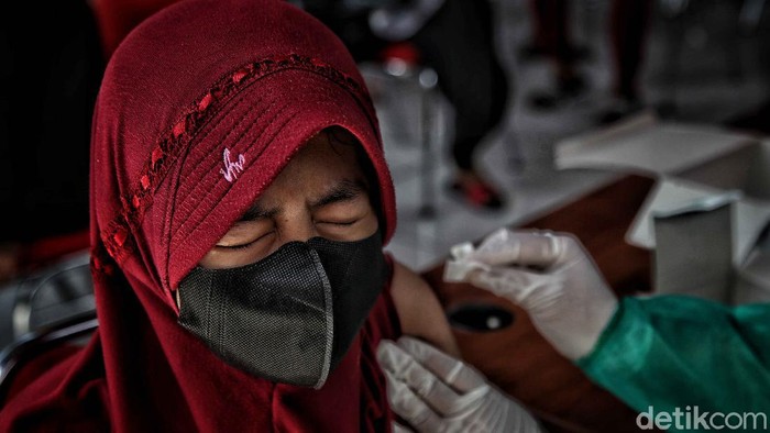 Program vaksinasi COVID-19 massal masih terus digencarkan di Indonesia. Tak hanya sasar orang dewasa, vaksinasi COVID-19 juga sasar anak usia 12 hingga 17 tahun