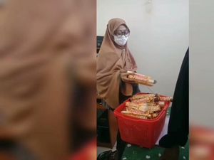 Heboh Wanita Curi Setumpuk Coklat, Disembunyikan di Balik Kerudung