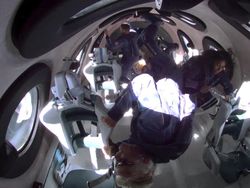 Potret Richard Branson Melancong ke Luar Angkasa