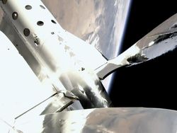 Potret Richard Branson Melancong ke Luar Angkasa