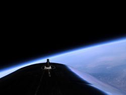 Potret Richard Branson Melancong ke Luar Angkasa