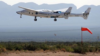 Pesawat roket yang membawa pendiri Virgin Galactic Richard Branson dan awak lainnya lepas landas dari Spaceport America. Foto: AP/Andres Leighton