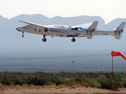 Potret Richard Branson Melancong ke Luar Angkasa