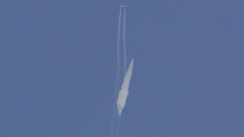 Di ketinggian 15 kilometer, VSS Unity akan terlepas menuju antariksa. Foto: AP/Andres Leighton