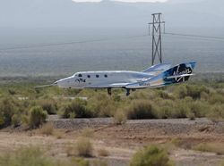 Potret Richard Branson Melancong ke Luar Angkasa