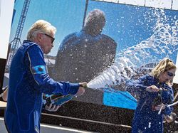 Potret Richard Branson Melancong ke Luar Angkasa