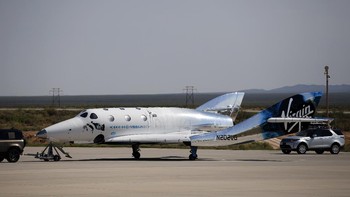 Pesawat roket Virgin Galactic ditarik kembali ke terminal setelah terbang ke luar angkasa Foto: AP/Andres Leighton