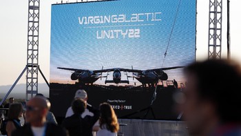 Tamu-tamu istimewa mengobrol sambil menunggu peluncuran pendiri Virgin Galactic Richard Branson ke luar angkasa dengan kapal roketnya sendiri Spaceport America di New Mexico. Foto: AP/Andres Leighton