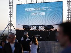 Potret Richard Branson Melancong ke Luar Angkasa