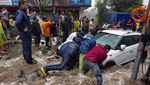 Warga India Bahu Membahu Selamatkan Motor-Mobil dari Banjir