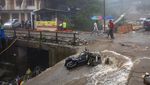 Warga India Bahu Membahu Selamatkan Motor-Mobil dari Banjir