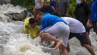Berbagai upaya dilakukan warga untuk menyelamatkan sejumlah barang berharga.