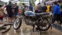 Penampakan salah satu motor yang rusak akibat diterjang banjir bandang di Bhagsunag, India, Senin (12/7/2021).