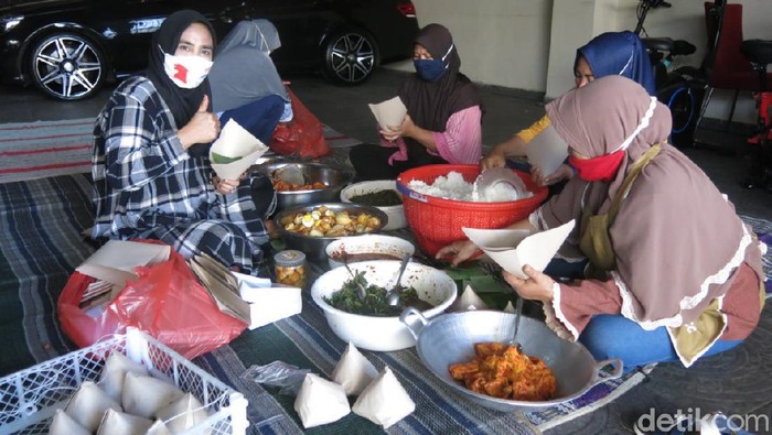 Warga Sidoarjo mendirikan dapur umum. Di dapur itu, mereka menyiapkan makanan untuk dibagikan ke warga yang menjalani isolasi mandiri (isoman).