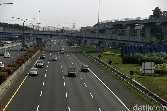 PPKM Darurat telah memasuki hari ke-11. Arus lalu lintas di tol Jakarta–Bogor–Ciawi (Jagorawi) lancar.
