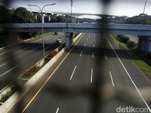Pemotor 14 Tahun Masuk Tol Jagorawi Berakhir Ditilang Polisi