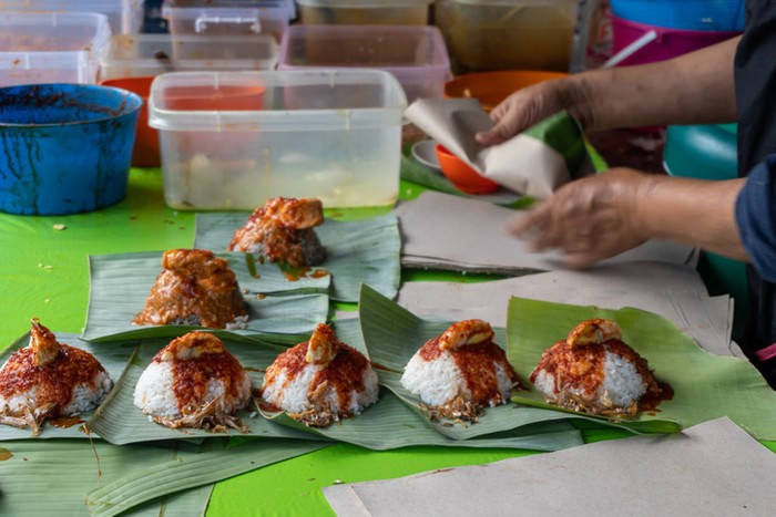 Akibat Pandemi, Ahli Kecantikan Jadi Penjual Nasi Lemak
