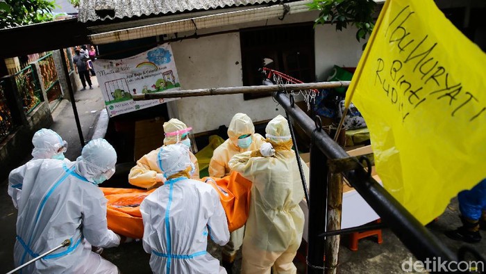 Angka Kematian Pasien COVID-19 Berstatus Isoman Meningkat Angka pasien COVID-19 yang meninggal saat menjalani isolasi mandiri meningkat. Tim Lapor COVID-19 mencatat hingga Minggu (11/7) terdapat 450 orang meninggal.