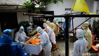 Kasus COVID-19 harian yang terus bertambah hingga mencapai angka 50 ribu kasus membuat sejumlah warga negara asing ramai-ramai angkat kaki dari Tanah Air. Dilansir Fuji News Network, Sekretaris Kabinet Jepang Katsunobu Kato mengatakan pihaknya siap membantu warganya keluar dari Indonesia dan kembali ke Jepang. Penerbangan carter bagi warga Jepang untuk pulang kampung sudah dilakukan pada Rabu (14/7) kemarin. Selain Jepang, sebanyak 90 pebisnis dan ekspatriat dari Taiwan telah memesan penerbangan untuk keluar dari Indonesia dan kembali ke negaranya. Otoritas Vietnam pun berencana memulangkan warganya dari Indonesia. Kedutaan Vietnam mengimbau warganya yang berencana meninggalkan Indonesia untuk segera mengisi formulir yang tertera di website resmi. Batas waktu pendaftaran hingga 23 Juli 2021. Grandyos Zafna/Detikcom.