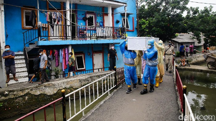 Angka pasien COVID-19 yang meninggal saat menjalani isolasi mandiri meningkat. Tim Lapor COVID-19 mencatat hingga Minggu (11/7) terdapat 450 orang meninggal.