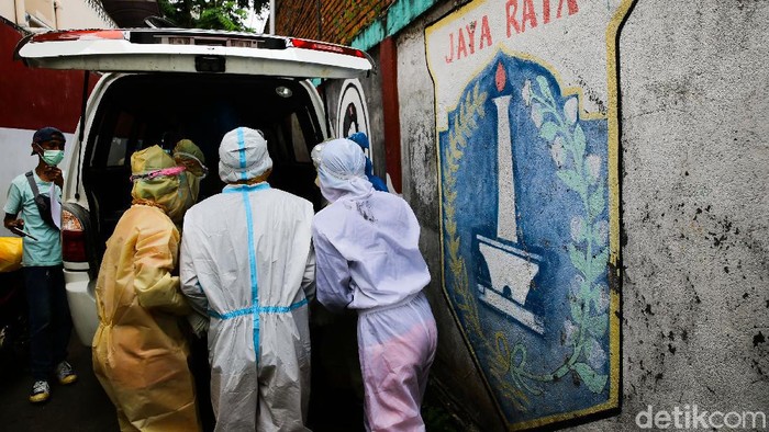 Angka pasien COVID-19 yang meninggal saat menjalani isolasi mandiri meningkat. Tim Lapor COVID-19 mencatat hingga Minggu (11/7) terdapat 450 orang meninggal.