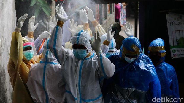 Angka pasien COVID-19 yang meninggal saat menjalani isolasi mandiri meningkat. Tim Lapor COVID-19 mencatat hingga Minggu (11/7) terdapat 450 orang meninggal.