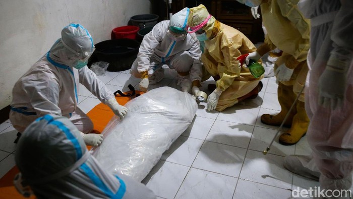 Angka Kematian Pasien COVID-19 Berstatus Isoman Meningkat Angka pasien COVID-19 yang meninggal saat menjalani isolasi mandiri meningkat. Tim Lapor COVID-19 mencatat hingga Minggu (11/7) terdapat 450 orang meninggal.