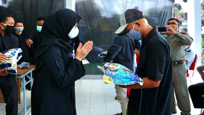 Bantuan 2,1 Ton Beras Disalurkan ke Pelaku Wisata Kawah Ijen