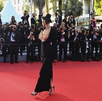 Kali ini, gaun hitam dengan belahan terbuka lebar di dada dari koleksi Schiaparelli Haute Couture Fall-Winter 2021/2022 menjadi andalan model 24 tahun itu. Daniel Roseberry, sang desainer, juga merancang sebuah kalung statement untuk dipasangkan dengan gaun tersebut. (Foto: Getty Images/Kate Green)