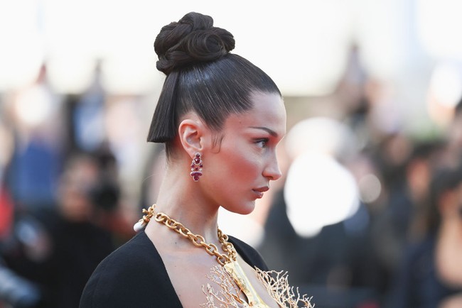 Bella Hadid sibuk wara-wiri di perhelatan Cannes Film Festival 2021. Tampil lagi untuk kedua kalinya tahun ini, model seksi tersebut membawa drama ke karpet merah. Sosok Bella Hadid muncul di acara penayangan film Tre Piani (Three Floors) yang digelar pada Minggu (11/7/2021) dalam rangkaian festival film yang kini berusia 74 tahun itu. (Foto: Getty Images/Kate Green)