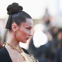 Bella Hadid sibuk wara-wiri di perhelatan Cannes Film Festival 2021. Tampil lagi untuk kedua kalinya tahun ini, model seksi tersebut membawa drama ke karpet merah. Sosok Bella Hadid muncul di acara penayangan film Tre Piani (Three Floors) yang digelar pada Minggu (11/7/2021) dalam rangkaian festival film yang kini berusia 74 tahun itu. (Foto: Getty Images/Kate Green)