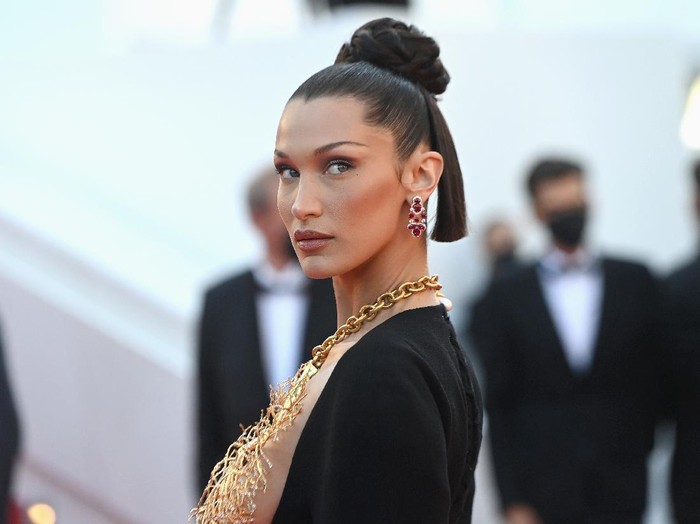Bella Hadid Pakai Gaun Schiaparelli di Cannes 2022 CANNES, FRANCE - JULY 11: Bella Hadid attends the