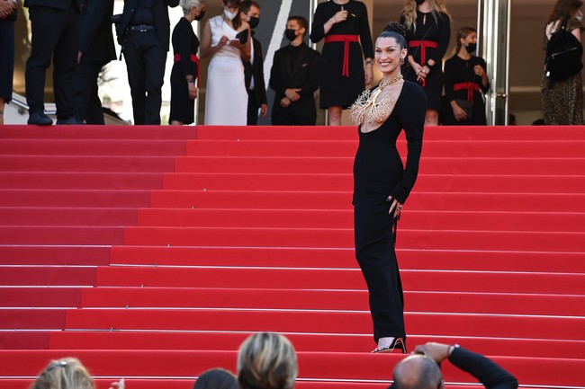 Fresh from the oven, gaun ini baru saja diperagakan sepekan sebelumnya di Paris Fashion Week Haute Couture Fall 2021. (Foto: Getty Images)