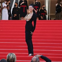 Fresh from the oven, gaun ini baru saja diperagakan sepekan sebelumnya di Paris Fashion Week Haute Couture Fall 2021. (Foto: Getty Images)