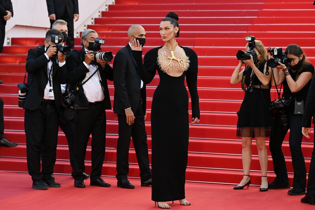 Entah apa yang menjadi inspirasi di balik desain kalung tersebut. Namun, Bella Hadid seperti sedang mengingatkan kita untuk bersyukur apabila masih dapat menghirup udara segar di situasi krisis pandemi COVID-19. Banyak orang yang kesulitan bernapas karena terinfeksi virus Corona. Seperti emas, paru-paru sehat dan oksigen menjadi barang mewah saat ini. (Foto: Getty Images)