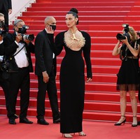 Entah apa yang menjadi inspirasi di balik desain kalung tersebut. Namun, Bella Hadid seperti sedang mengingatkan kita untuk bersyukur apabila masih dapat menghirup udara segar di situasi krisis pandemi COVID-19. Banyak orang yang kesulitan bernapas karena terinfeksi virus Corona. Seperti emas, paru-paru sehat dan oksigen menjadi barang mewah saat ini. (Foto: Getty Images)