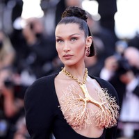 Kian melengkapi gayanya, sepasang anting berlian berlian bergaya chandelier dan rambut bergaya up-do yang sleek. Tak ketinggalan, sepasang heels minimalis untuk menopang kaki jenjangya. (Foto: Getty Images)