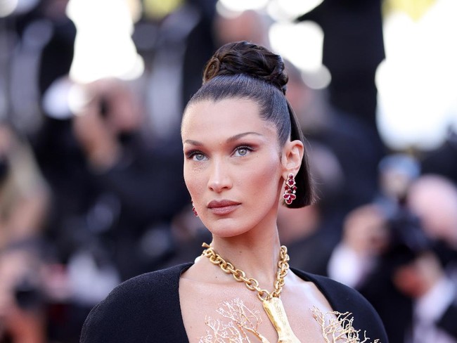 Kian melengkapi gayanya, sepasang anting berlian berlian bergaya chandelier dan rambut bergaya up-do yang sleek. Tak ketinggalan, sepasang heels minimalis untuk menopang kaki jenjangya. (Foto: Getty Images)