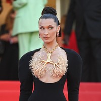 Bentuk kalungnya unik, menyerupai bronkus atau cabang pada batang paru-paru. Menutupi area dada Bella Hadid, kalung emas yang dibuat dengan teknik pewarnaan celup dan dihiasi rhinestone itu tampak seperti nyata. (Foto: Getty Images)
