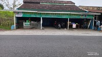 Penampakan gerai fashion dan foodcourt BUMDes Remboko