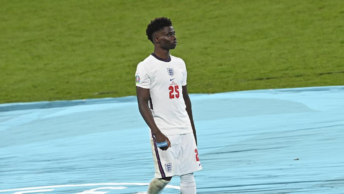 Michael Owen tepis anggapan Bukayo Saka terlalu muda untuk menjadi penendang Inggris (Foto: AP/Facundo Arrizabalaga)